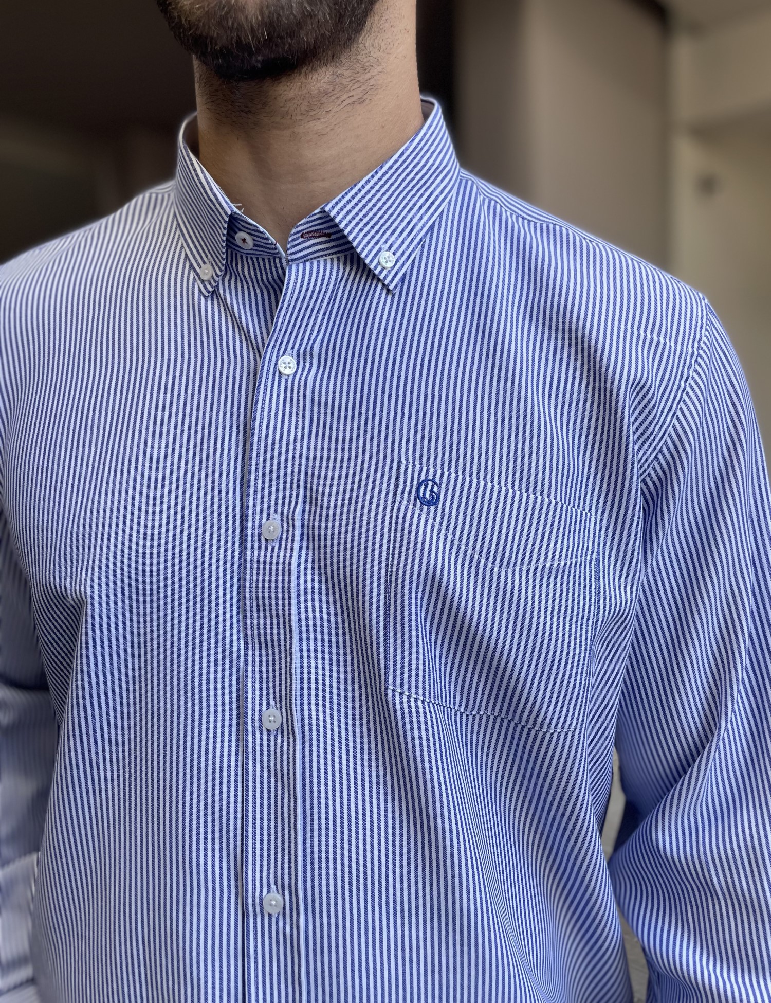 Ανδρικό μπλε ριγέ πουκάμισο με γιακά και τσέπη στο στήθος 562 φωτογραφία